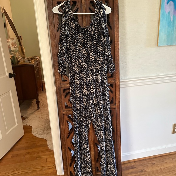 One piece jumpsuit.  Fits like a small medium. - Picture 4 of 8